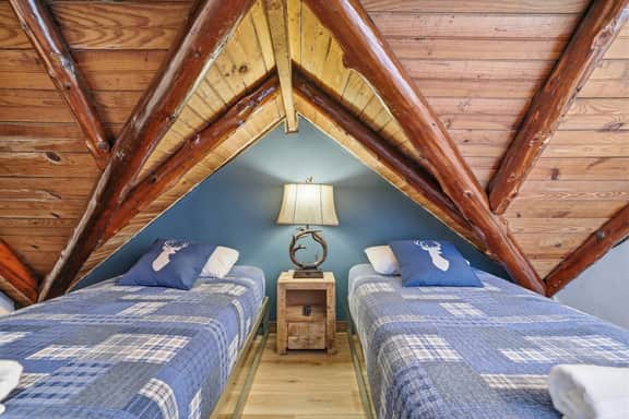 Riverfront Lodge with Indoor Pool & Hot Tub